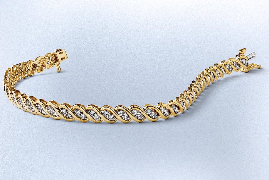 Kay diamond bracelet featuring round diamonds set in a sculpted yellow gold link design, combining timeless sparkle with bold contemporary style.