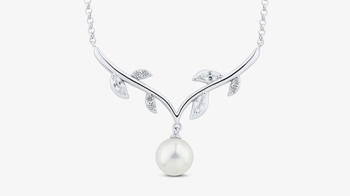 Pearl necklace with leaf accents