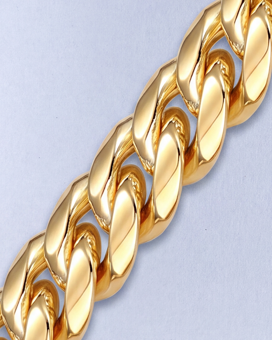 Close up of yellow gold chain