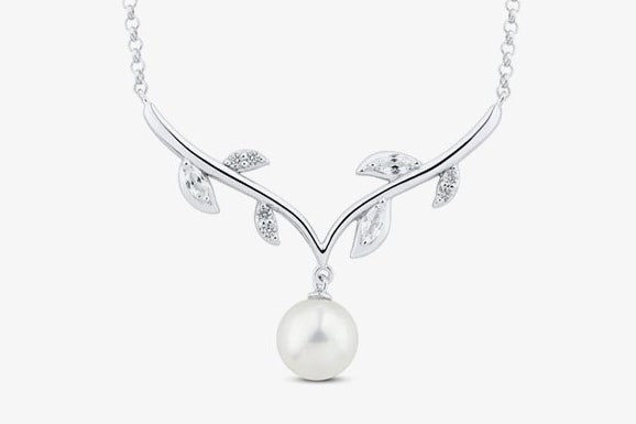 Pearl necklace with leaf accents