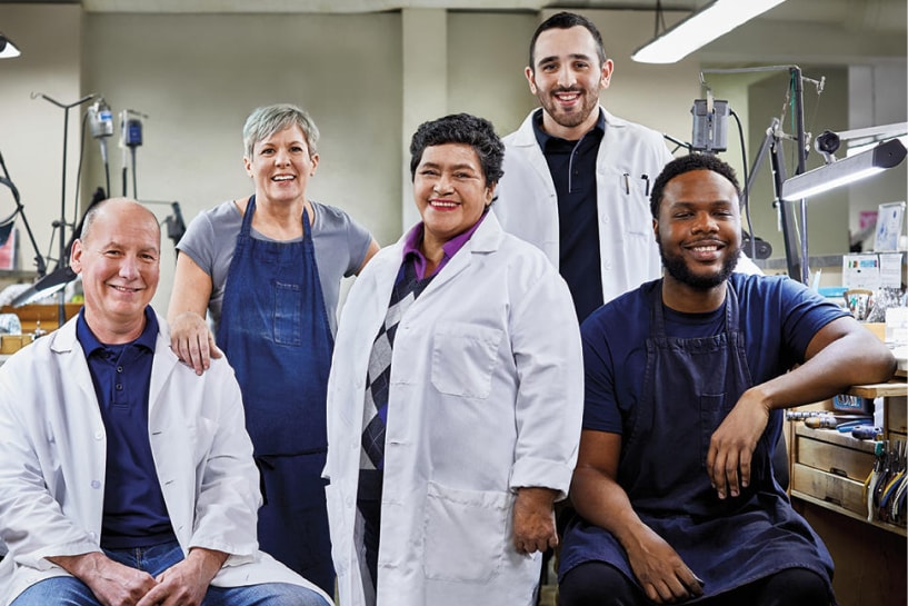 Our expert jewelers, ready to repair your beloved pieces or design a new masterpiece with you.